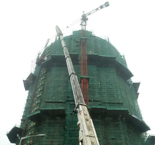 玉林吊车在工地上作业